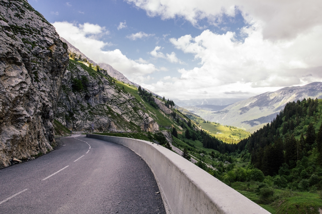 Eine schmale Straße im Gebirge