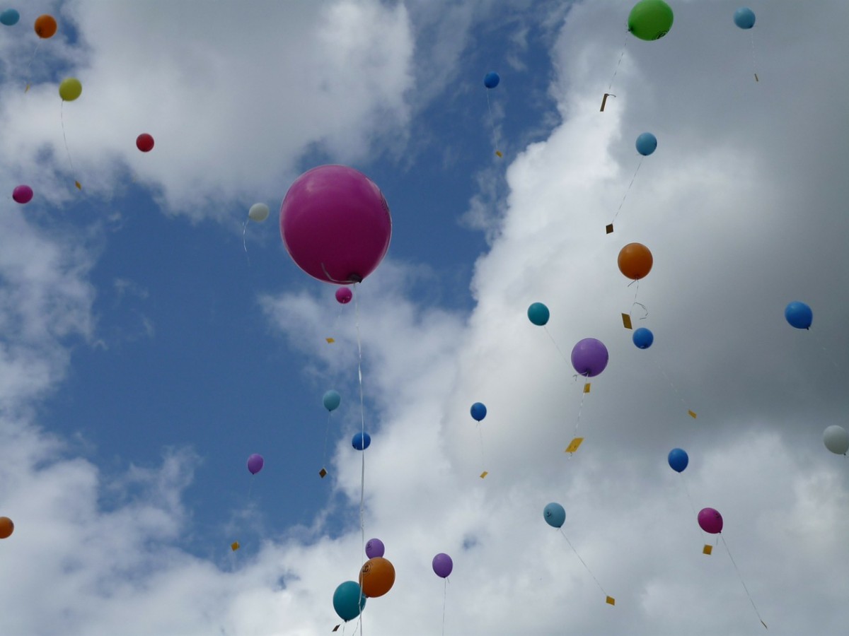 Viele bunte Luftballons, die zum Himmel schweben