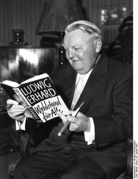 Ludwig Erhard mit seinem Buch Wohlstand für alle