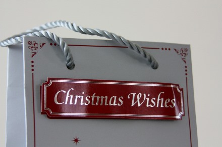 Eine weiße Papiertüte mit der Aufschrift "Christmas Wishes"