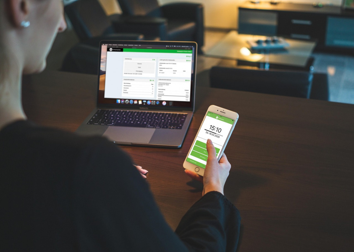 Frau nutzt elektronische Zeiterfassung über Smartphone