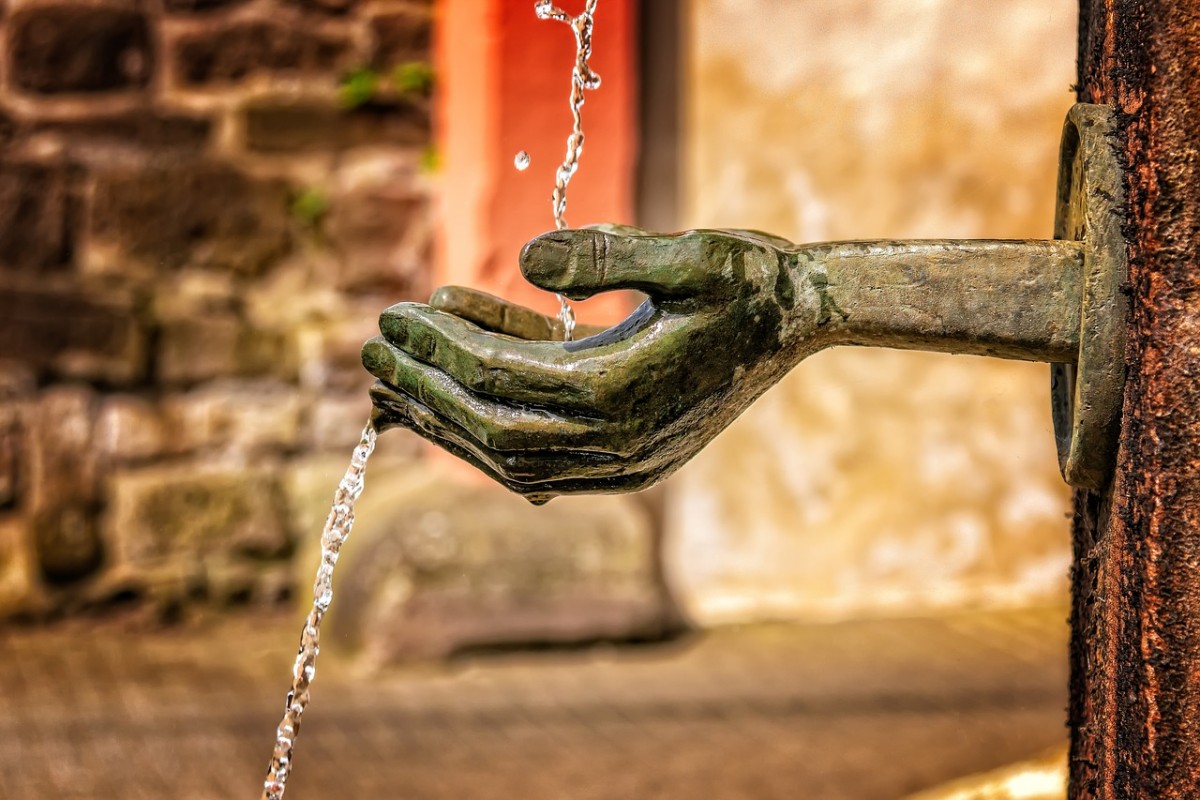 Brunnen mit Hand