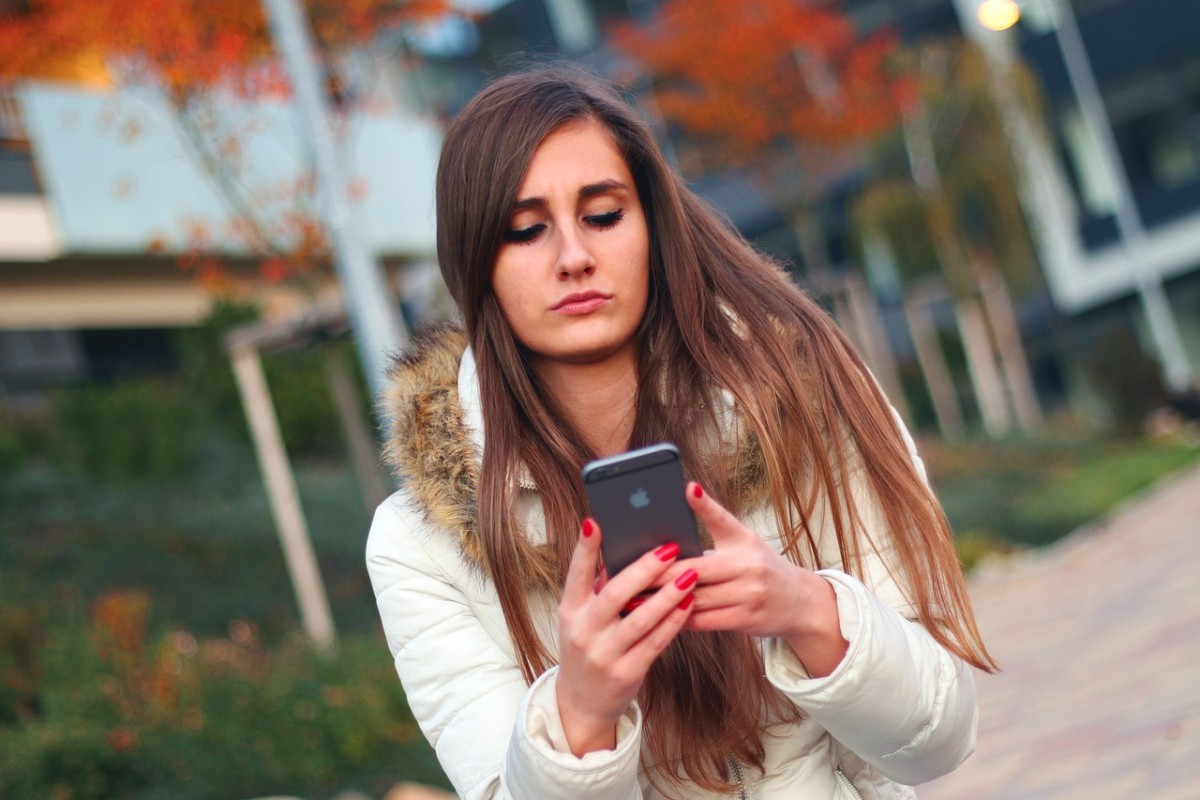 Mädchen mit Smartphone