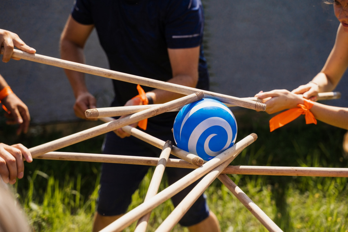 Teambuilding mit Ball und Stäben