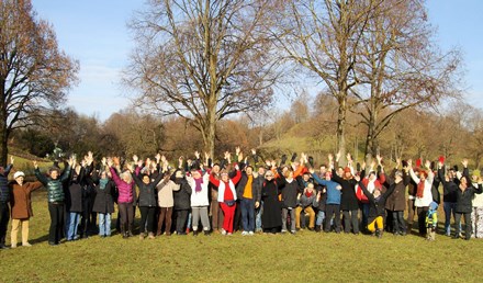 Lachyoga im Westpark München mit Cornelia Leisch - www.business-netz.com