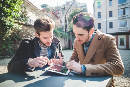 Zwei junge Männer arbeiten mit dem Tablet