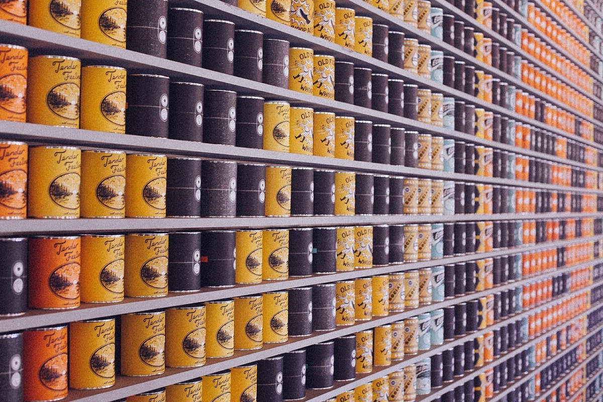 ein Regal voller Konservendosen in einem Supermarkt