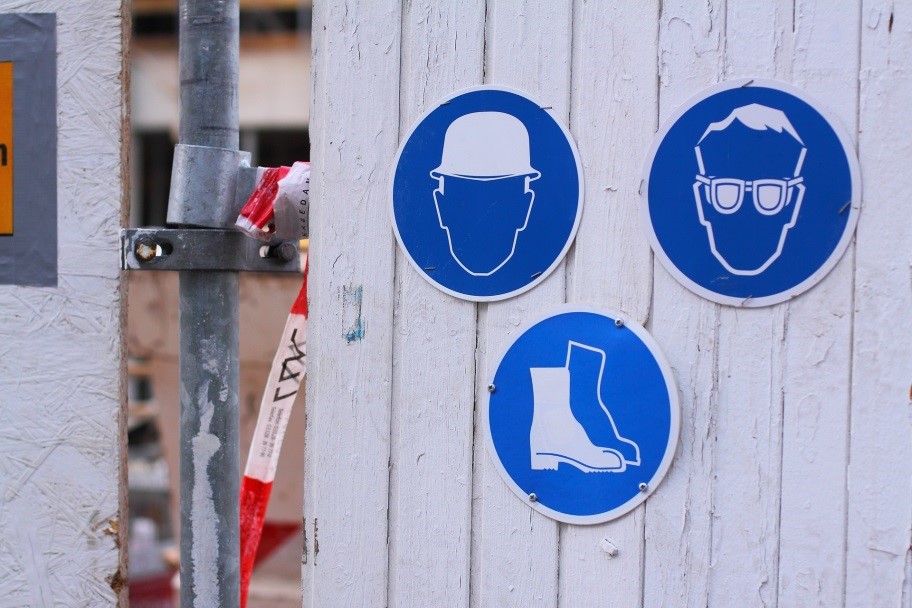 Schutzbrille, Helm und Sicherheitsschuhe sind Teil der Berufsbekleidung.