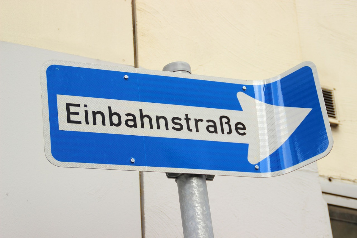 Schild Einbahnstraße