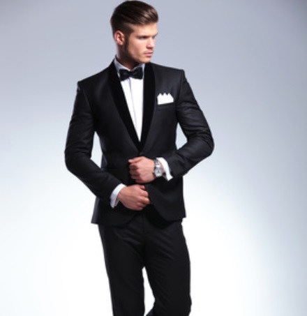 Ein Smoking ist das passende Outfit für den Dresscode Black Tie