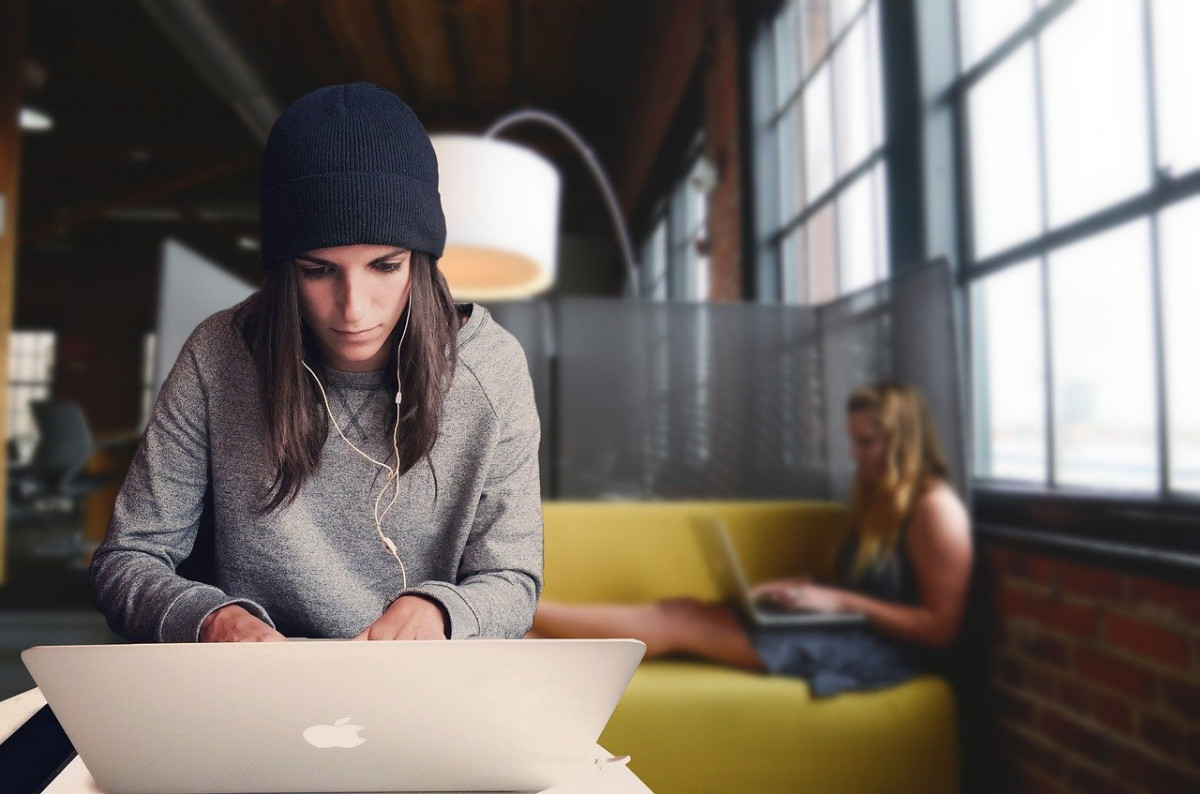 Zwei Frauen am Laptop