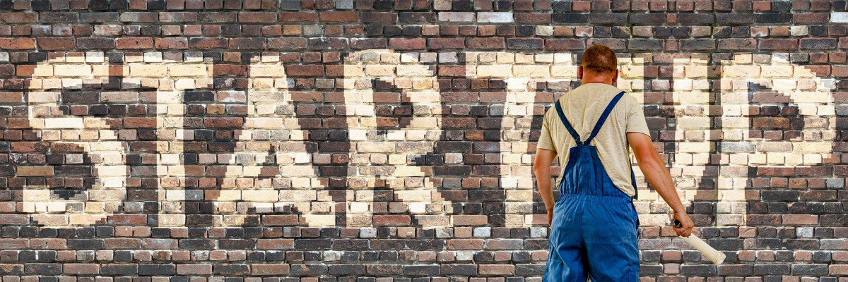 Startup Schriftzug auf Mauer