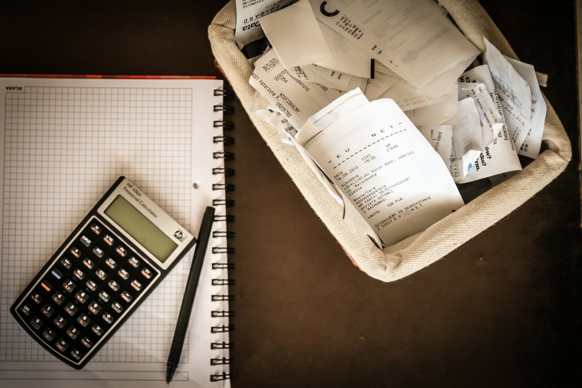 Taschenrechner, Quittungen und Rechnungsblock - die Vorbereitungen für Ihre Steuererklärung 2015