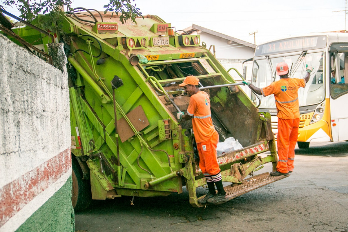 Müllmänner bei der Arbeit