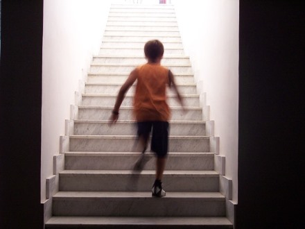 Kein Schmerzendgeld für Sturz auf erkennbar frisch gereinigter Treppe 