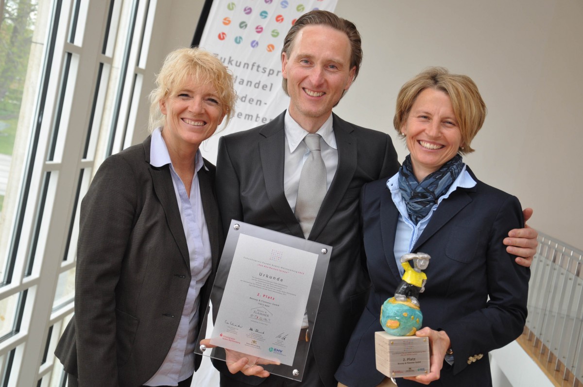 Heike Schauz und das Ehepaar Engelhardt von Bessey&Flammer mit der Urkunde des Zukunftspreis des Handels 2012