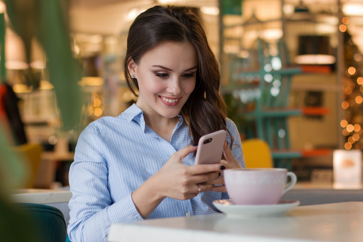 Frau mit Smartphone